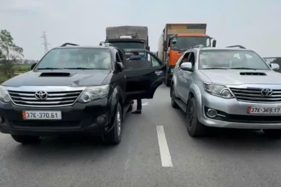 Nghệ An: Tai nạn trên cao tốc khiến giao thông ách tắc