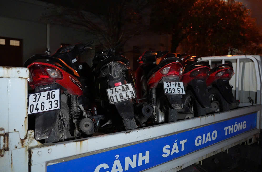 Kịp thời ngăn chặn hàng chục thanh niên tháo biển số có biểu hiện gây rối trật tự