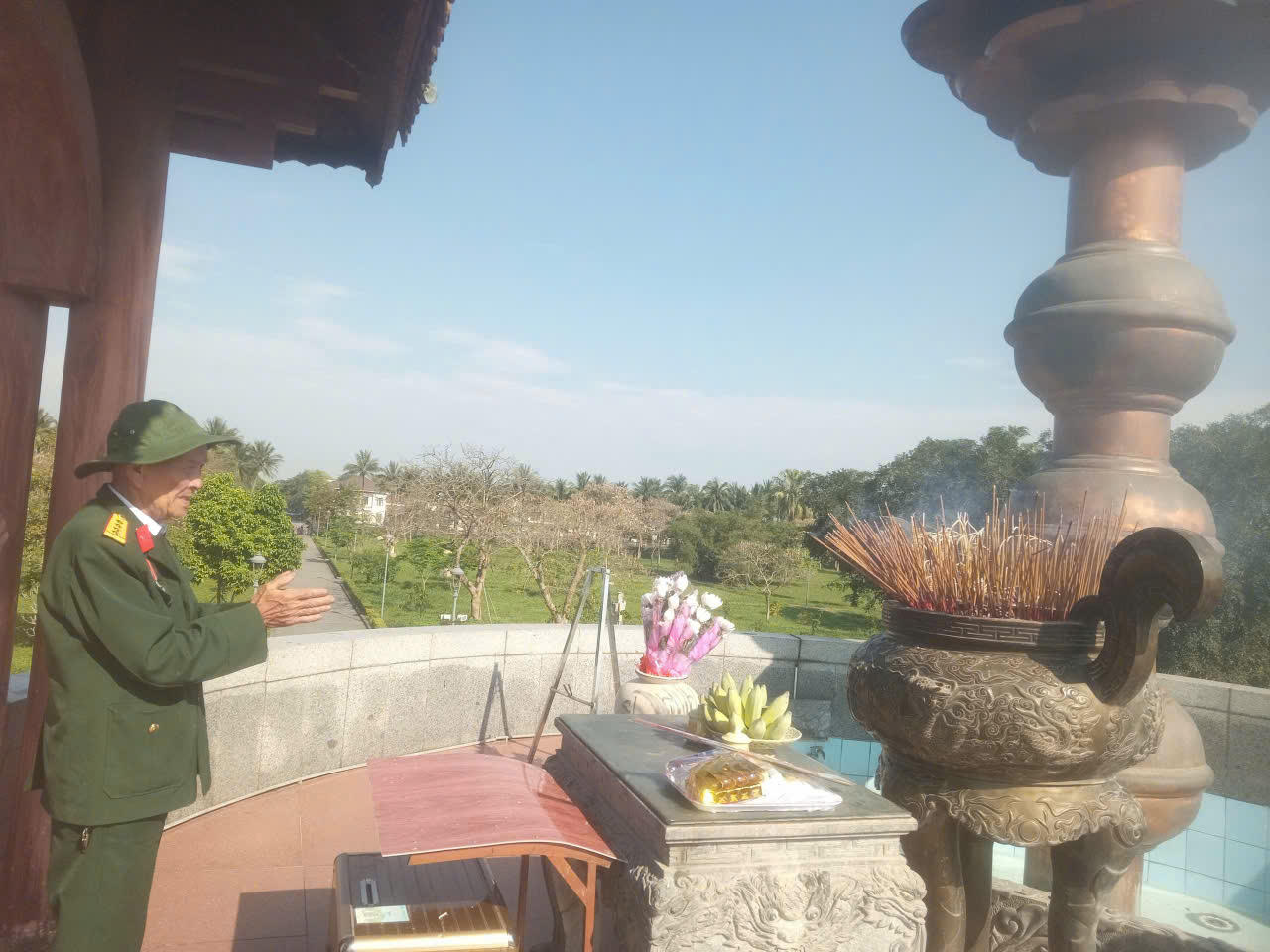 Cựu chiến binh gần 80 tuổi lái xe máy từ Vinh vào TP HCM xem diễu binh