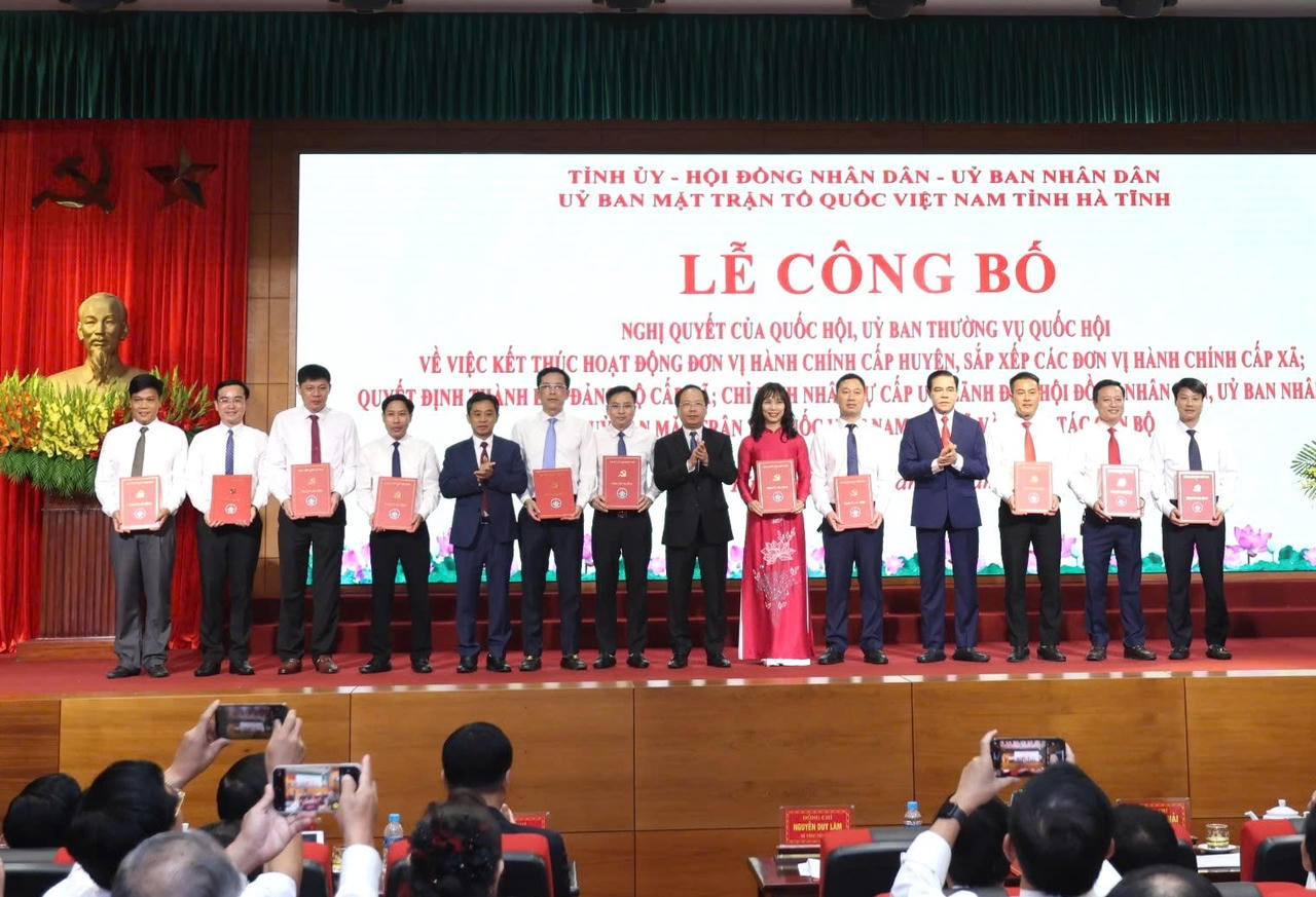 Hà Tĩnh công bố các quyết định về tổ chức bộ máy và đơn vị hành chính