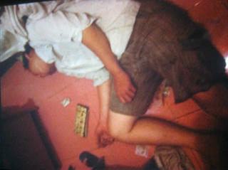 Hài hước trộm ngủ li bì cạnh giường cô chủ, "đợi" công an