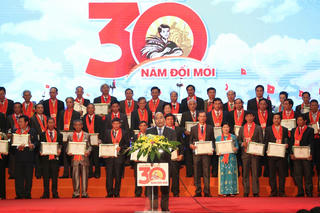 Tôn vinh 87 nông dân Việt Nam xuất sắc 30 năm Đổi mới