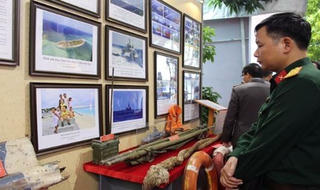 Người dân Thủ đô tận mắt chứng kiến tư liệu quý về Hoàng Sa, Trường Sa 