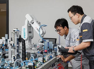 Cách mạng công nghiệp lần thứ tư: Sử dụng kinh phí nâng cao kỹ năng nguồn nhân lực như thế nào? 