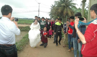 Quà đặc biệt tặng 'nàng Bạch Tuyết' vượt 2000 km cưới 'chú lùn'