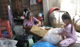Cụ 76 tuổi nhặt ve chai kiếm tiền để hai chắt không phải ăn mày