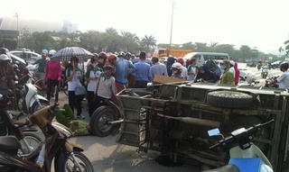 Va xe ba bánh chở cồng kềnh, nữ sinh bị thương nặng