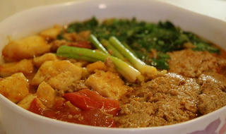 Trải nghiệm cùng Mai: Thưởng thức quà sáng bún riêu cua