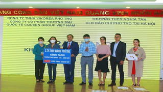 Tặng hàng nghìn khẩu trang, dung dịch sát khuẩn cho học sinh Hà Nội