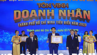 Hai doanh nhân trẻ nhà tỷ phú Johnathan Hạnh Nguyễn nhận giải thưởng Doanh nhân tiêu biểu