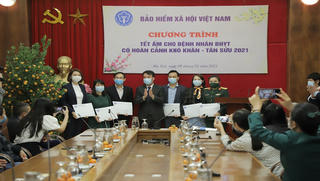 Tết ấm cho bệnh nhân bảo hiểm y tế có hoàn cảnh khó khăn