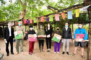 Báo Pháp luật Việt Nam nối tiếp hành trình chia sẻ yêu thương nơi “xóm phao” 