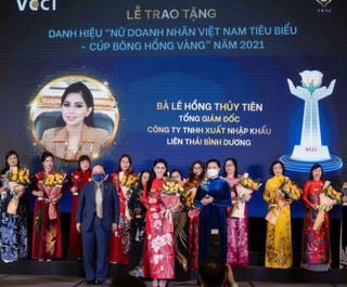 CEO IPPG Lê Hồng Thuỷ Tiên nhận giải Bông Hồng Vàng lần 3 