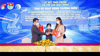 Tiên Nguyễn – đại diện Quỹ Vì Cộng Đồng trao 3,5 tỷ đồng chăm lo tết cho Trường Sa thân yêu 