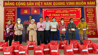 Củ Chi (TP HCM): Tặng quà gia đình chính sách nhân ngày 30/4