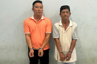 Bắt giữ hai cha con dùng gậy sắt đánh tài xế xe ôm công nghệ