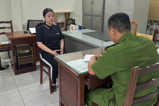 Khởi tố nữ tài xế lái xe Mercedes tông 10 xe máy ở Thủ Đức