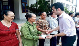 Ngân hàng Chính sách xã hội thăm hỏi người dân tỉnh Quảng Bình bị ảnh hưởng bão số 10