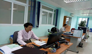  Thực hiện hiệu quả công tác bàn giao sổ và cấp mã số Bảo hiểm xã hội cho người lao động