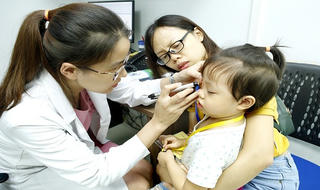 Gần 100 trẻ nghèo ở Tuyên Quang được khám, phẫu thuật mắt miễn phí