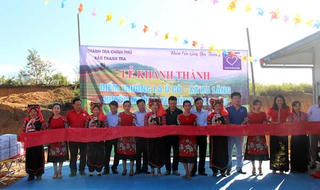 Trao tặng 5 bồn nước Tân Á Đại Thành cho Điểm trường mầm non La Ú Cò 