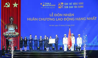 Tập đoàn Tân Á Đại Thành nhận Huân chương Lao động hạng Nhất.