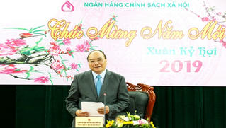 Thăm “kênh vốn của người nghèo” đầu năm mới, Thủ tướng nhắn nhủ: “Đầu tư cho con người là quan trọng nhất”