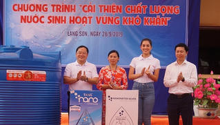 Hoa hậu Tiểu Vy trao tặng bình nước ở trường học miền núi Lạng Sơn