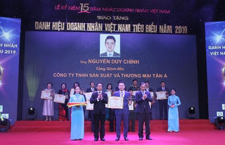 CEO Tập đoàn Tân Á Đại Thành nhận Cup Thánh Gióng