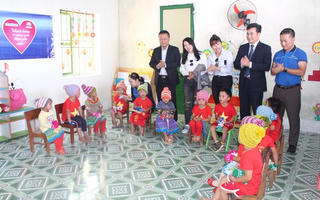 VNPT VinaPhone tặng trường mầm non cho thôn Sín Chải A 