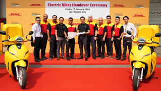 DHL Express dùng xe máy điện để giao nhận “xanh” tại Việt Nam 