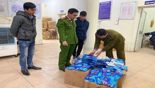 Tạm giữ 300 ‘thẻ đeo diệt virus corona’ nhập lậu