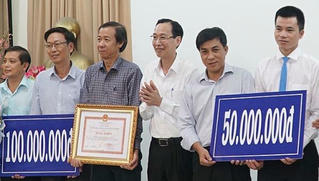 Khen thưởng bác sĩ điều trị thành công 3 bệnh nhân bị nhiễm virus corona