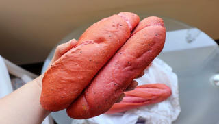 “Bánh mì thanh long” lên báo nước ngoài: Thán phục sự sáng tạo của người Việt