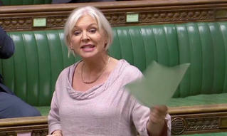 Thứ trưởng Y tế Anh nhiễm COVID-19