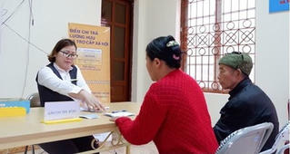 Trả lương hưu trong thời gian dịch: Người khỏe đến Bưu điện, người già yếu được trả tại nhà