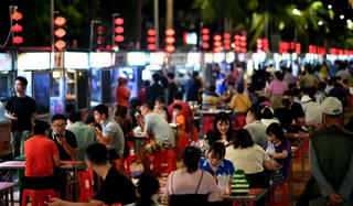 Dịch bệnh giảm bớt, cuộc sống trở lại trên đường phố Trung Quốc