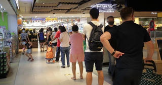 Phố vẫn đông sau yêu cầu giãn cách, Singapore áp hình phạt nặng