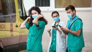 Hơn 4000 nhân viên y tế lấy thân mình thử nghiệm tìm thuốc chống COVID-19