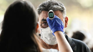 Gần 3 triệu người nhiễm COVID-19, dịch qua đỉnh, nhiều quốc gia tính toán mở cửa lại