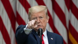 ‘Nấc thang mới’ trong ‘cuộc chiến’ Trump – Twitter