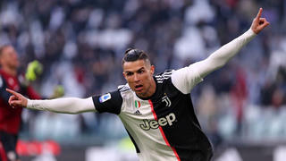 CR7  trở thành tỷ phú bóng đá đầu tiên