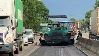 Nắng nóng kéo dài, nhiều tuyến đường miền Trung bị hằn lún