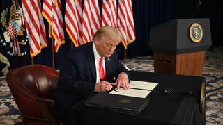 Tổng thống Mỹ Trump ký sắc lệnh gia hạn cứu trợ kinh tế do Covid-19