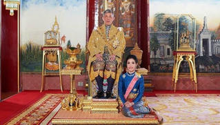 Vua Thái phục vị cho Hoàng quý phi