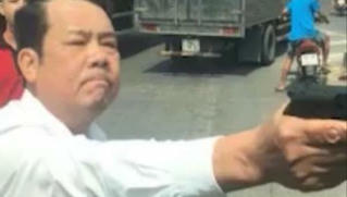 Bắt khẩn cấp giám đốc dùng súng đe dọa tài xế xe tải ở Bắc Ninh