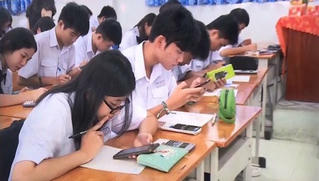 Ai quyết việc học sinh được dùng điện thoại?