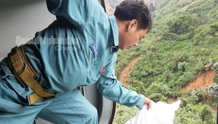 Nhìn các xã bị cô lập ở Phước Sơn từ máy bay cứu trợ 