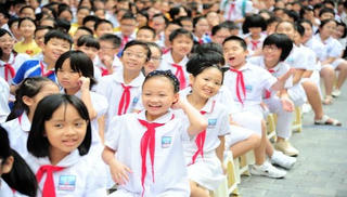 Từ hôm nay, học sinh được dùng điện thoại, không bị phê bình trước trường, lớp