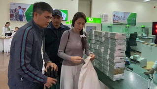 Lãnh đạo huyện Hải Lăng nói về vụ người dân đeo vàng nhận cứu trợ từ Thủy Tiên